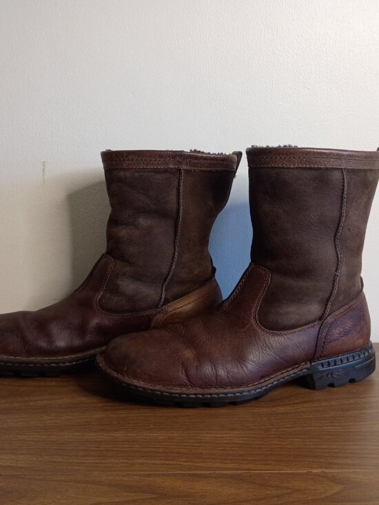 UGG Hartsville Men\'s Sz 12 US/45.5 EU Pull-on Boot Leather & Suede w Sheepskin main image 10